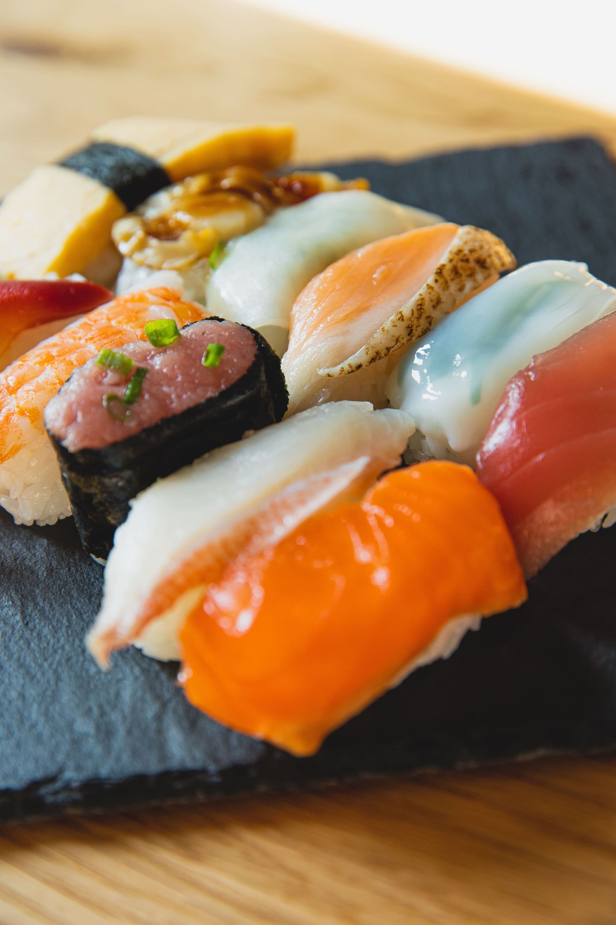Imagen de sushi fresco y colorido, una deliciosa obra maestra culinaria