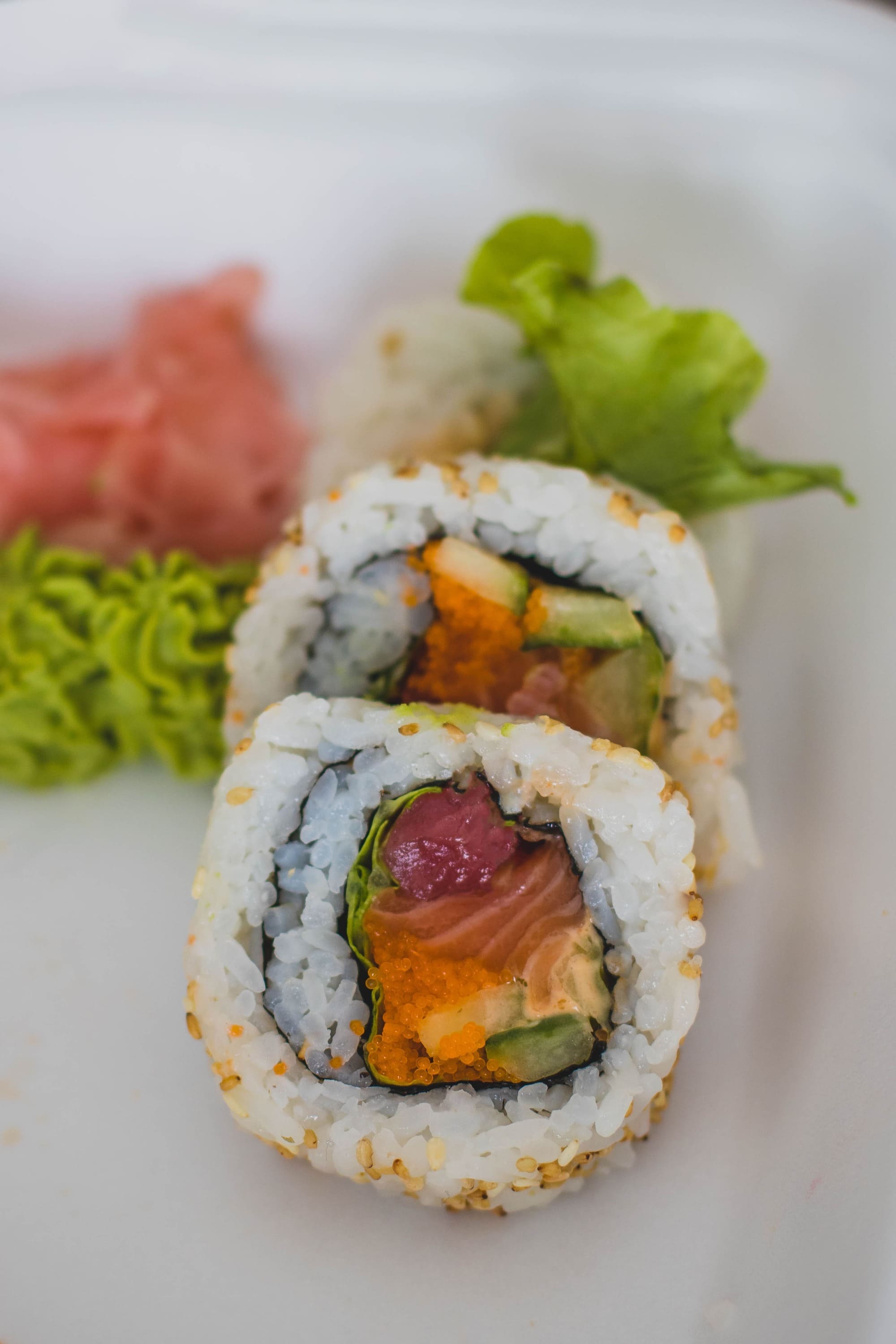 Imagen de una exquisita presentación de sushi fresco, con una combinación de ingredientes frescos y colores vibrantes que despiertan el apetito y la curiosidad gastronómica
