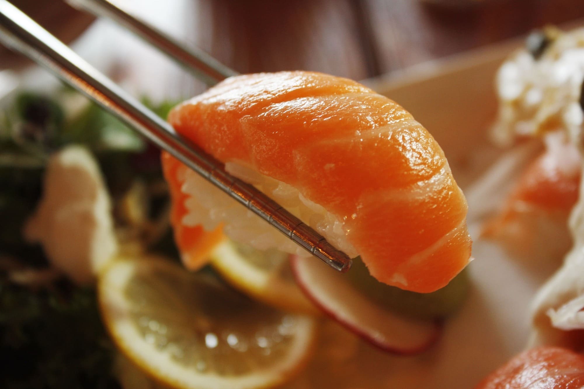 Imagen de sushi fresco y apetitoso, con una presentación impecable que resalta la calidad de los ingredientes y la pasión por la cocina japonesa