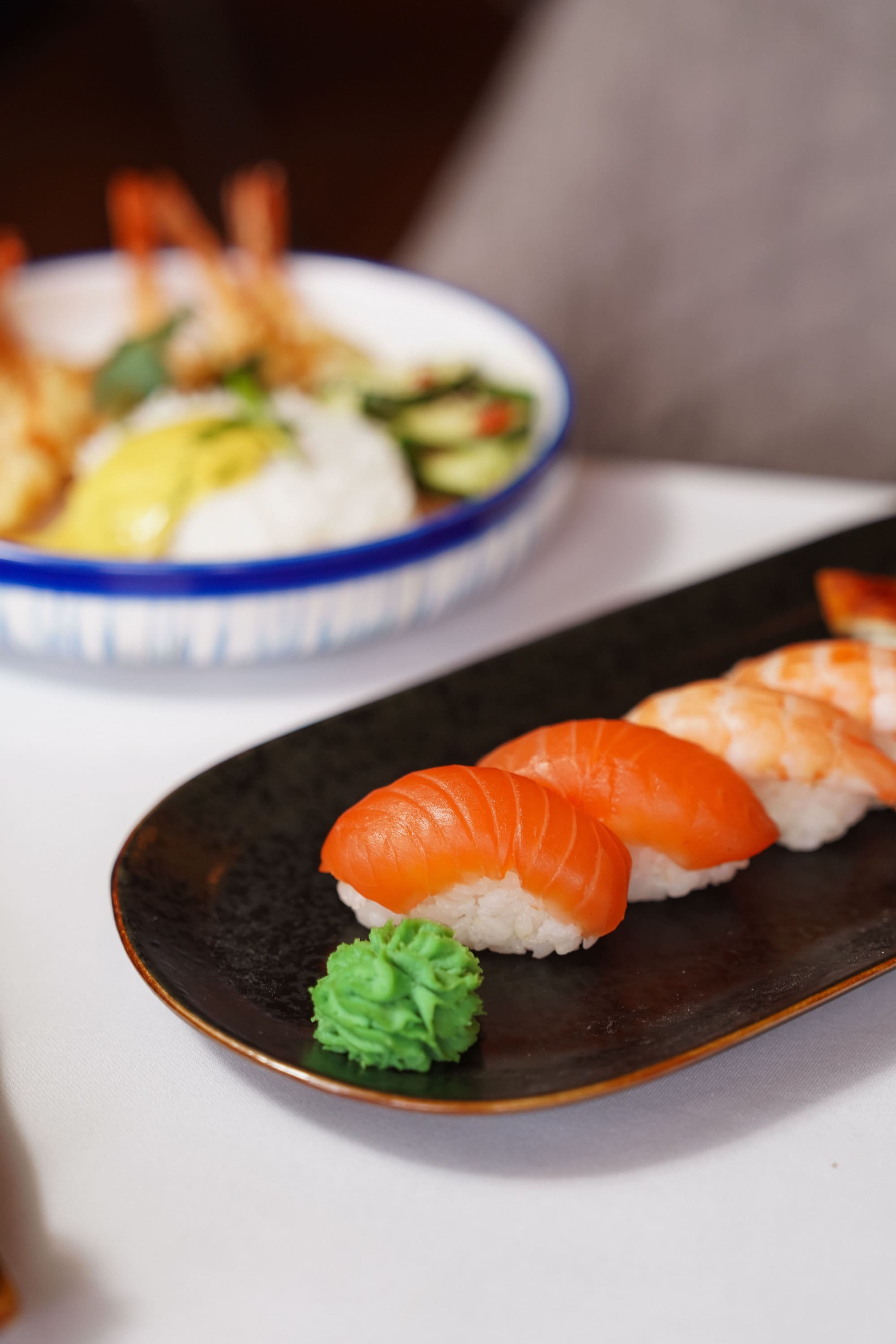 Imagen de una selección de rolls de sushi artísticamente presentados, una mezcla de colores y texturas que deleitarán tu paladar