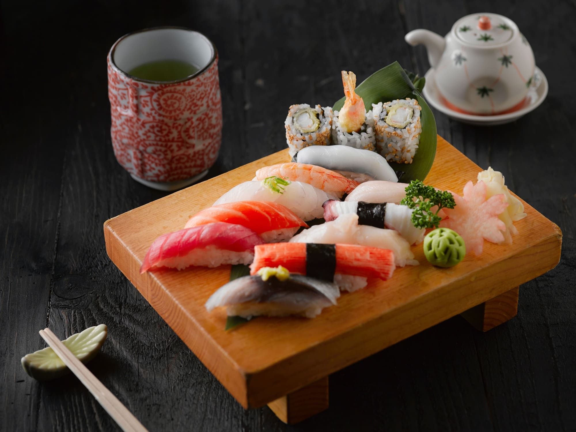 Imagen de un plato de sushi exquisitamente preparado, con pescado fresco, arroz suave y condimentos perfectamente equilibrados