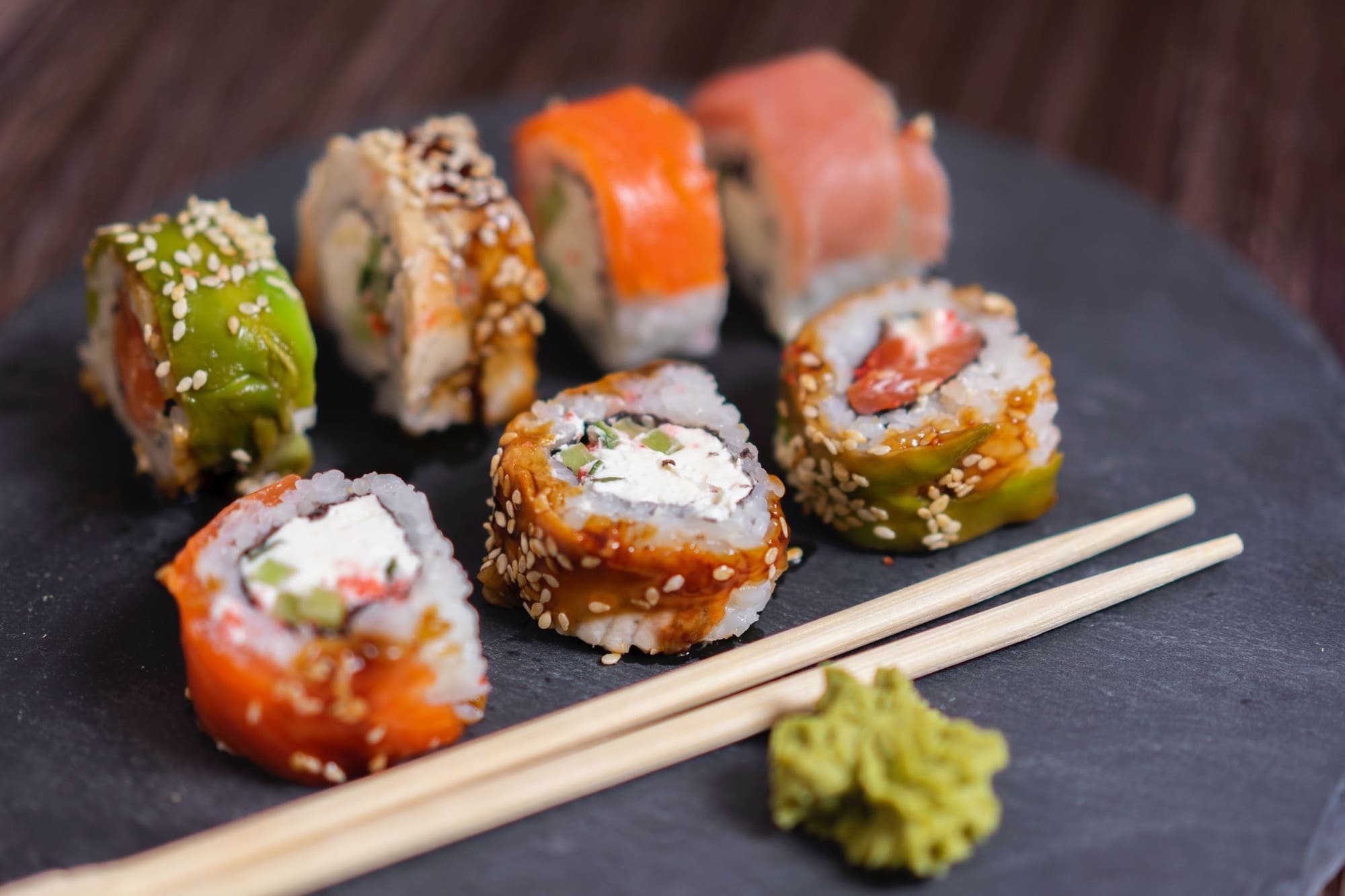 Imagen de un rollo de sushi único y creativo, con ingredientes frescos y una presentación visualmente impactante