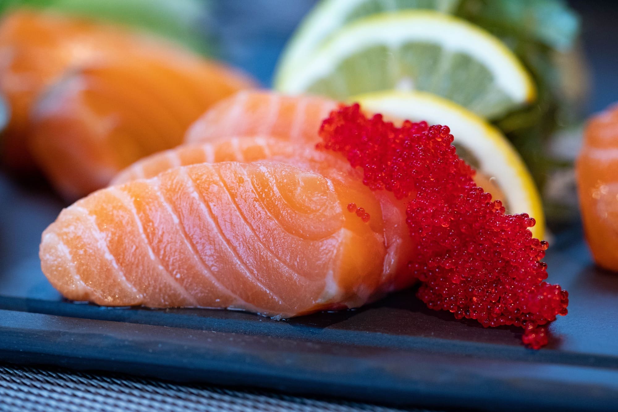 Imagen de una variedad de sushi gourmet exquisitamente preparado, con combinaciones de sabores únicas y presentación elegante
