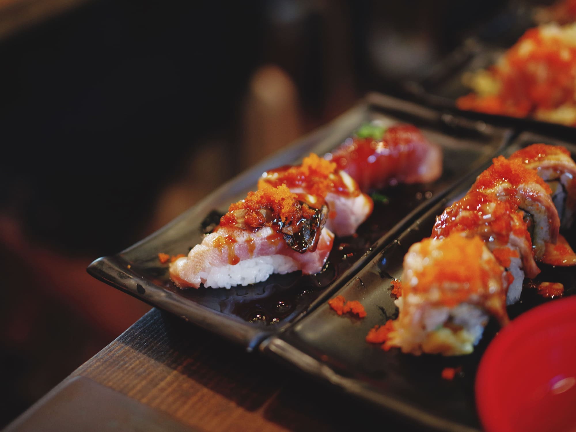 Imagen de sushi contemporáneo con una presentación artística, combinando ingredientes frescos y sabores audaces en cada pieza