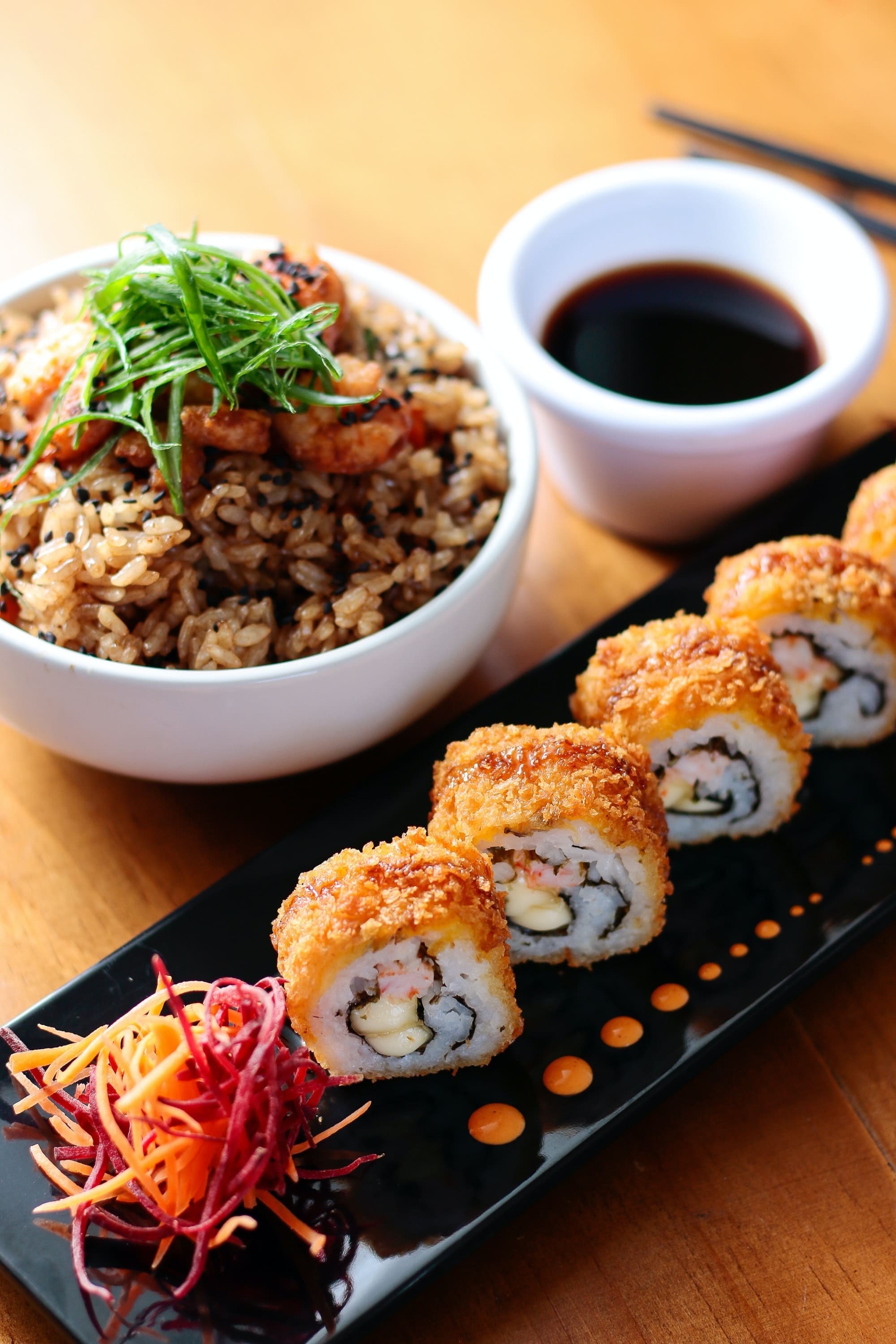 Imagen de sushi elegantemente presentado, con una cuidadosa disposición de ingredientes frescos y colores vibrantes que cautivarán tu paladar