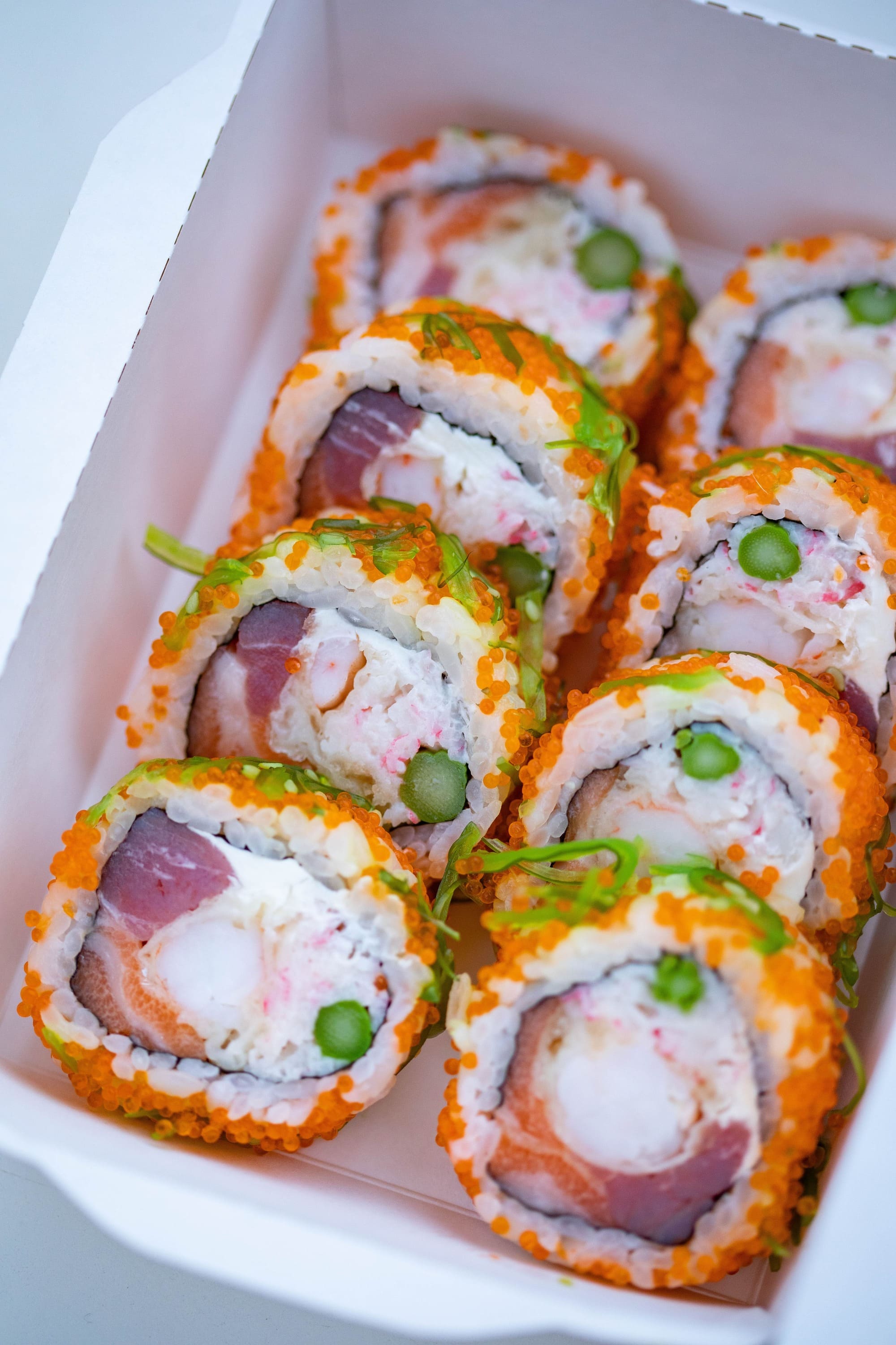 Imagen de sushi fresco y colorido, con una presentación artística que refleja la frescura de los ingredientes y la pasión por la gastronomía japonesa