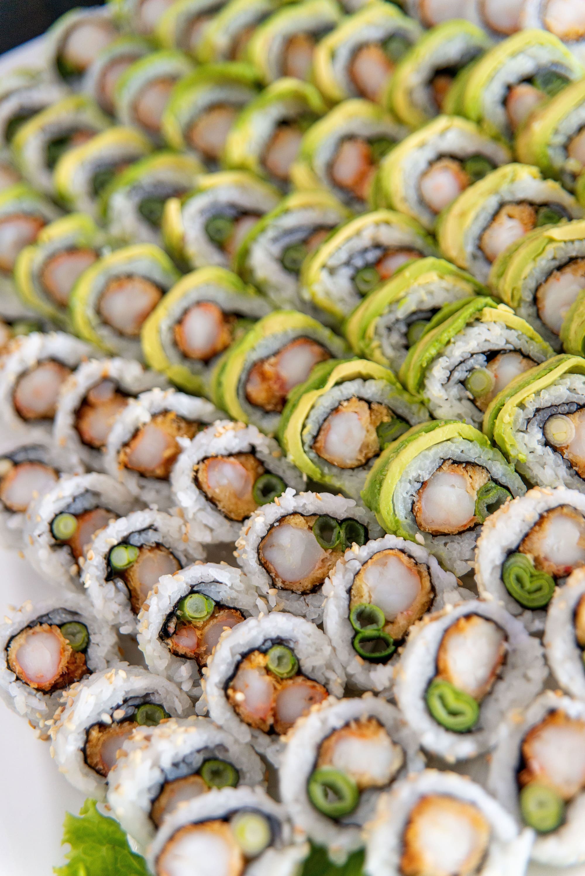 Imagen de una selección de sushi creativo y meticulosamente elaborado, con combinaciones de sabores únicas y una presentación visualmente impresionante